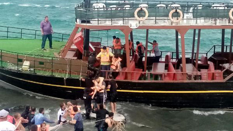 Panik anları! Yolcular halatlarla kurtarıldı