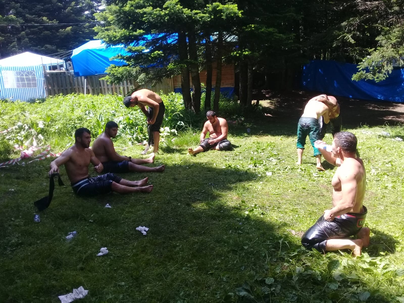 Çayırlarda yer bulamayan güreşçiler yeşil sahalara indi