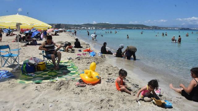 Çeşme plajlarında bayram yoğunluğu