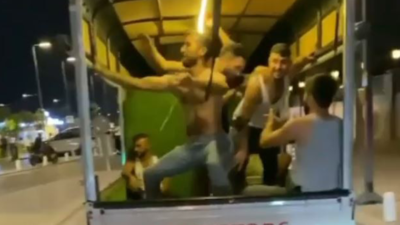 Eglencenin dozunu kaçırıp, kamyonet kasasında kendilerinden geçtiler