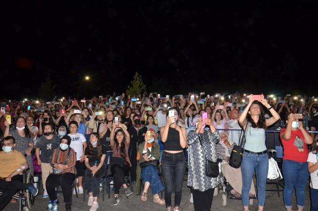 Cem Adrian coşkusu! On binlerce kişi konsere akın etti