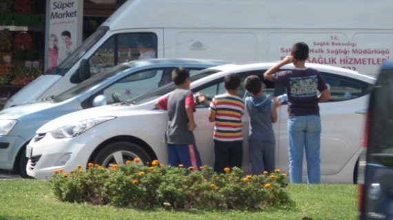 Çocuklarınıza bunu yaptırmayın! Yazık değil mi? Çocuklarınıza bunu yaptırmayın! Yazık değil mi?