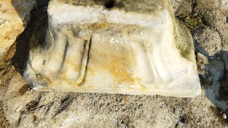 Göl kıyısında tarihi eser bulundu Bursa’nın İznik ilçesinde gölün kıyısında Roma dönemine ait sütun parçası