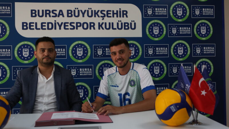 Başantrenör Levent Zoroğlu ve orta oyuncu Fatih Eren Uğur'la anlaşan