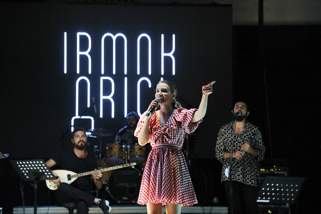 İnegöl, Irmak Arıcı konseriyle yaza merhaba dedi İnegöl, Irmak Arıcı konseriyle yaza merhaba dedi