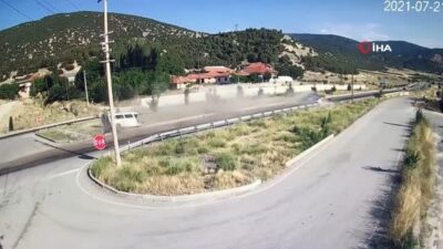 Otomobil ile çarpışan minibüs ikiye bölündü…O anlar kamerada