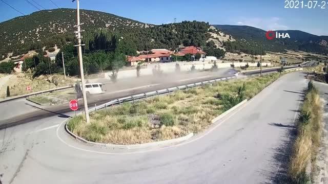 Otomobil ile çarpışan minibüs ikiye bölündü…O anlar kamerada