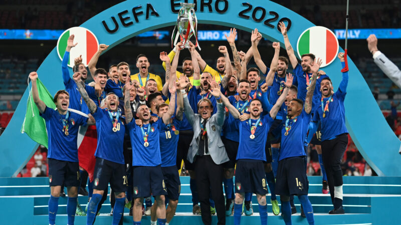 Londra'daki finalde İngiltere'yi penaltılarda 3-2 yenerek Avrupa şampiyonu olan İtalya'da
