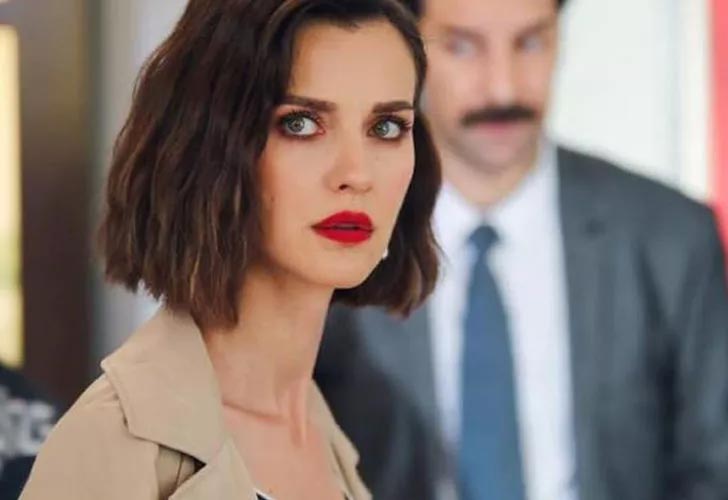 Derin yırtmaçlı elbisesiyle beğeni topladı