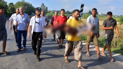 Kanaldan çıkarılan oğlunun cansız bedenini gözyaşları içinde kucağında taşıdı