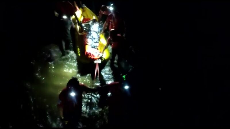 Bursa’da 4 saat süren kurtarma operasyonu! Bursa’nın Orhaneli İlçesi’nde bulunan Sadağı Kanyonu’na arkadaşlarıyla gezmeye giden Emre
