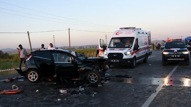 Gurbetçilerin bulunduğu otomobil düğün konvoyuyla çarpıştı Gurbetçilerin bulunduğu otomobil düğün konvoyuyla çarpıştı