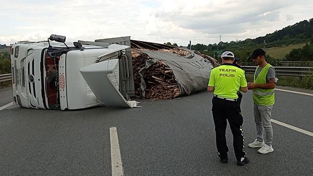 Kereste yüklü TIR devrildi, otoyol ulaşıma kapandı Kereste yüklü TIR devrildi, otoyol ulaşıma kapandı