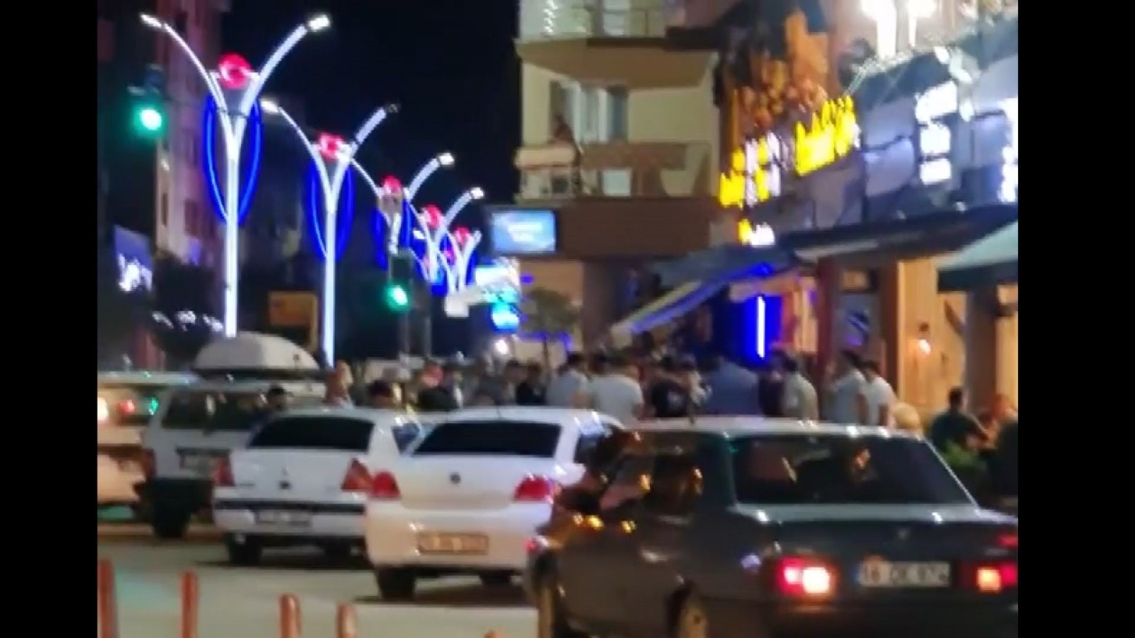 Bursa’da kendisine bıçak çeken kişiyi kelepçeleyerek etkisiz hale getirdi Bursa’da kendisine bıçak çeken kişiyi kelepçeleyerek etkisiz hale getirdi