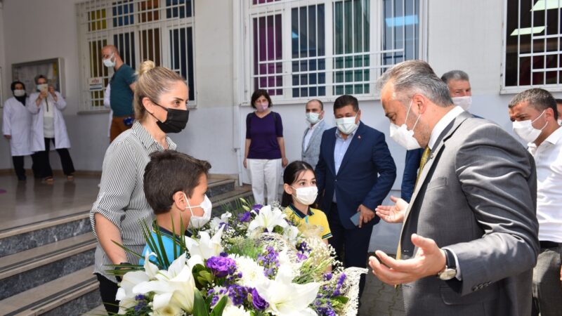 Küçük yazarlara sürpriz ziyaret Bursa Büyükşehir Belediye Başkanı Alinur Aktaş, 9-12 Yaş Çocuk Yazarlık