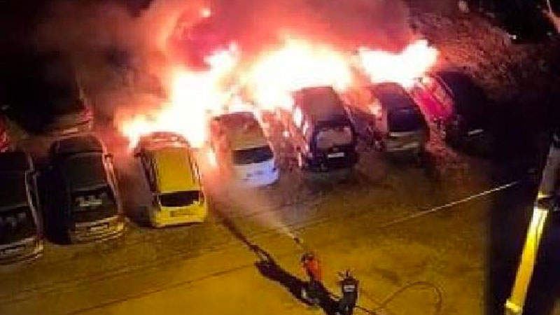 Otoparkta yangın: 12 araç kül oldu