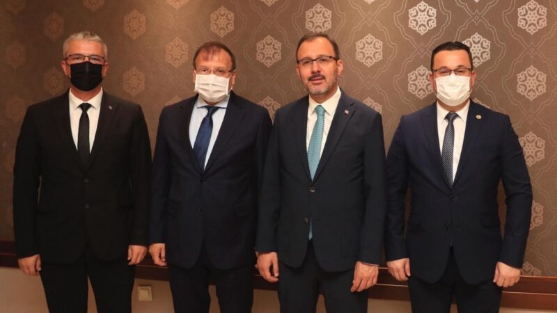 Mustafakemalpaşa Belediye Başkanı Mehmet Kanar, gençlere, yarı olimpik yüzme havuzlarından,