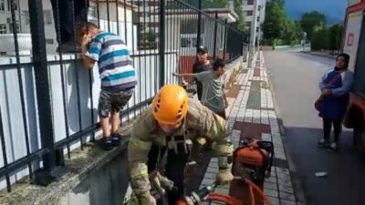 Bursa’da okulun korkuluklarına sıkışan çocuğu itfaiye böyle kurtardı