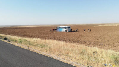 Bursa’dan giden otobüs tarlaya girdi! Yaralılar var