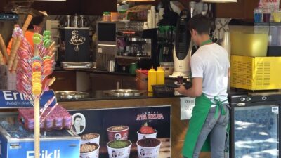 Bursa’da inanılmaz olay…Dondurmacıda bebeğini unuttu, yarım saat sonra aramaya geldi