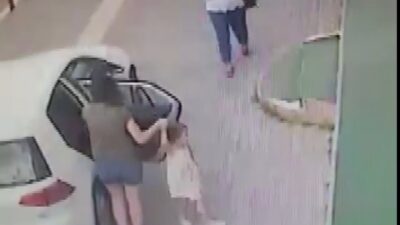 Bursa’da küçük kızın kolundan düşen altın künyeyi alan kişi güvenlik kameralarına yakalandı