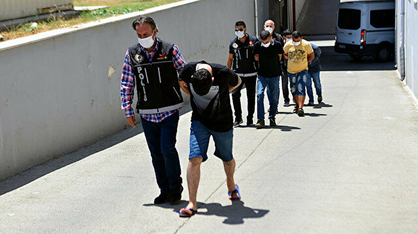 Dizide uyuşturucu kullanmış! Ünlü oyuncu bonzaiyi tuvalete dökerken yakalandı Dizide uyuşturucu kullanmış! Ünlü oyuncu bonzaiyi tuvalete dökerken yakalandı