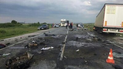 Hatalı sollama yapan minibüs alev topuna döndü