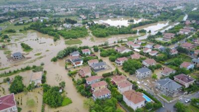 Yağış sonrası dere taştı, evler su altında kaldı