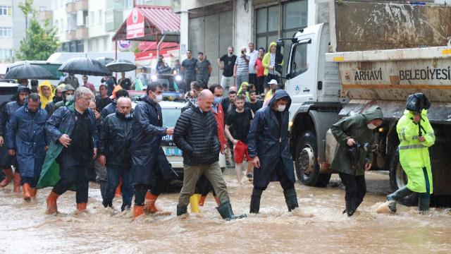Bakan Soylu selin vurduğu Arhavi’de inceleme