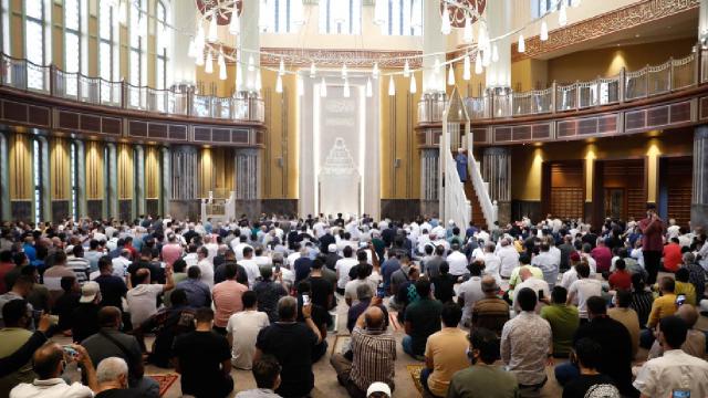 Taksim Camii’nde ilk bayram namazı