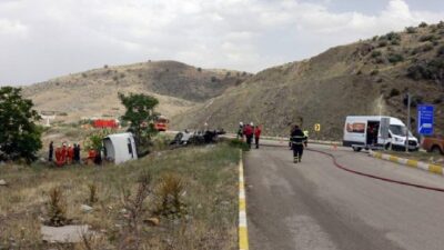 Yakıt tankeri devrildi, trafik 3 saat aksadı