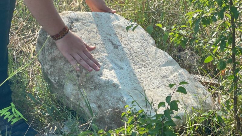 Bursa’da tarlada 2 bin yıllık kitabe bulundu UNESCO geçici miras listesinde bulunan Bursa’nın İznik ilçesinde bir tarlada