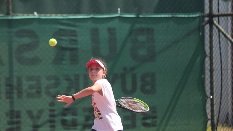 Büyükşehir Belediyespor'un evsahipliğinde  Hüdavendigar Tenis Kortları'nda gerçekleştirilen 8-9-10 Yaş Türkiye