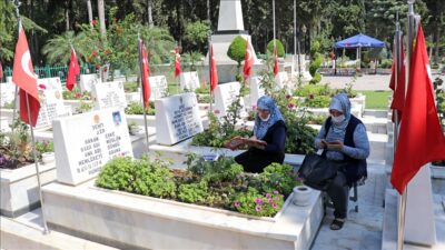 Şehitliklerde hüzünlü bayramlaşma