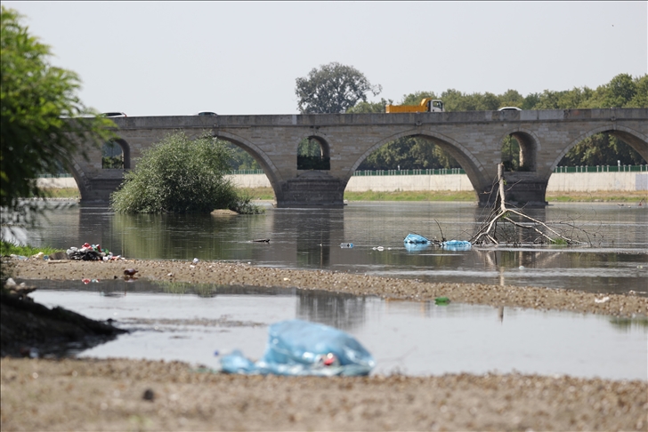 Nehrin debisi düşünce atılan çöpler ortaya çıktı