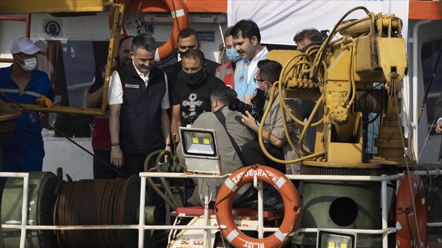 Bakan Kurum ve Bakan Pakdemirli Marmara Denizi’ne midye bıraktı