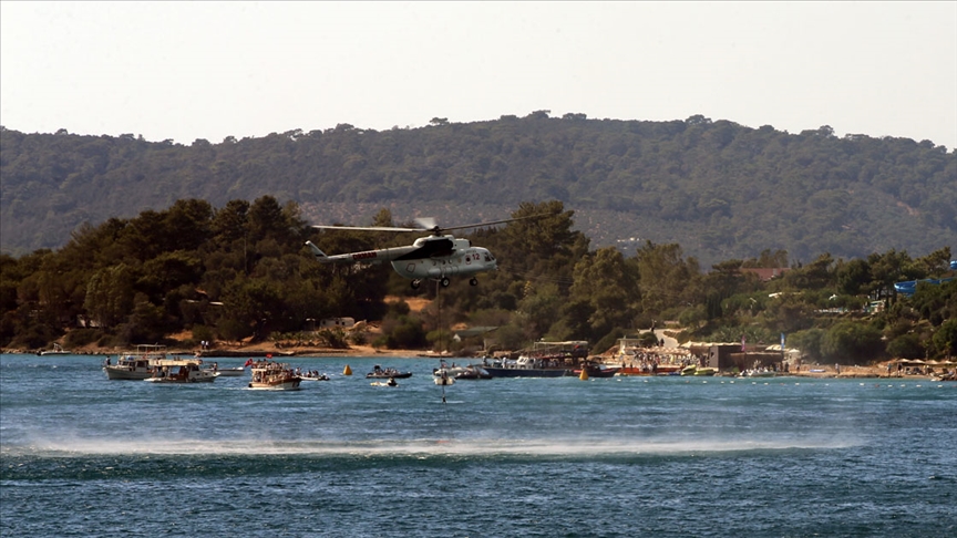 Tatilcilerin tahliyesi için tekneleriyle yardıma koştular