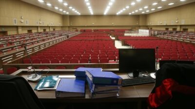 Rütbesini FETÖ elebaşının taktığını itiraf eden general, mahkemede çark etti