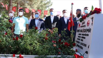 Şehit Ömer Halisdemir’in kabrinde tören