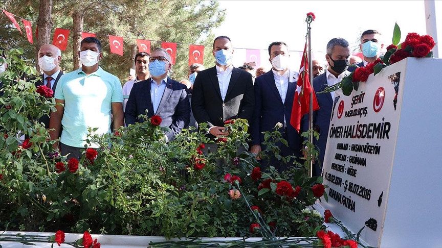 Şehit Ömer Halisdemir’in kabrinde tören