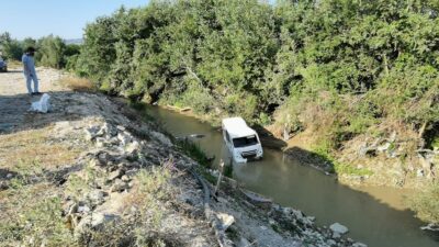 Bursa’da servis midibüsü dereye uçtu