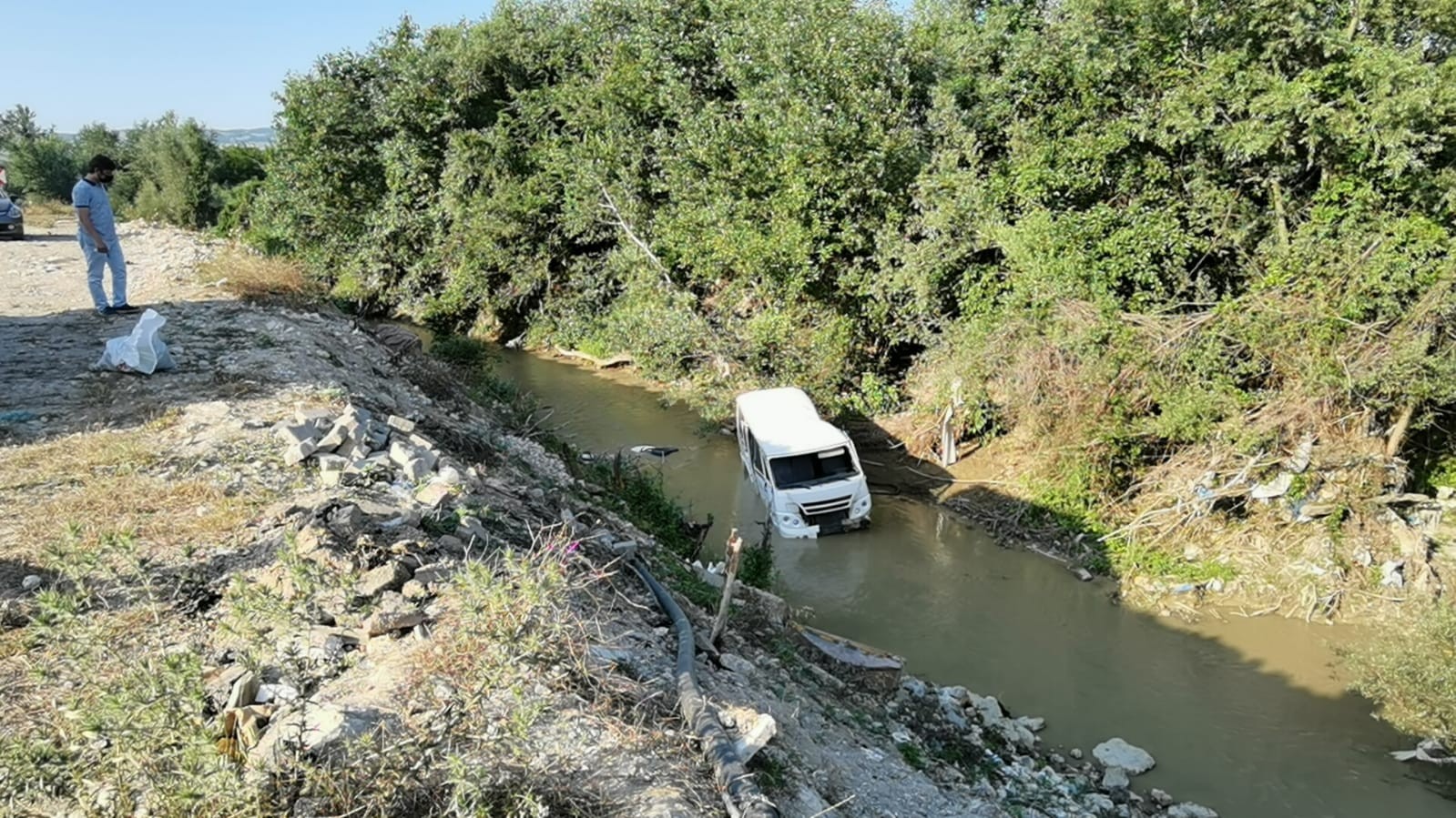 Bursa’da servis midibüsü dereye uçtu Bursa’da servis midibüsü dereye uçtu