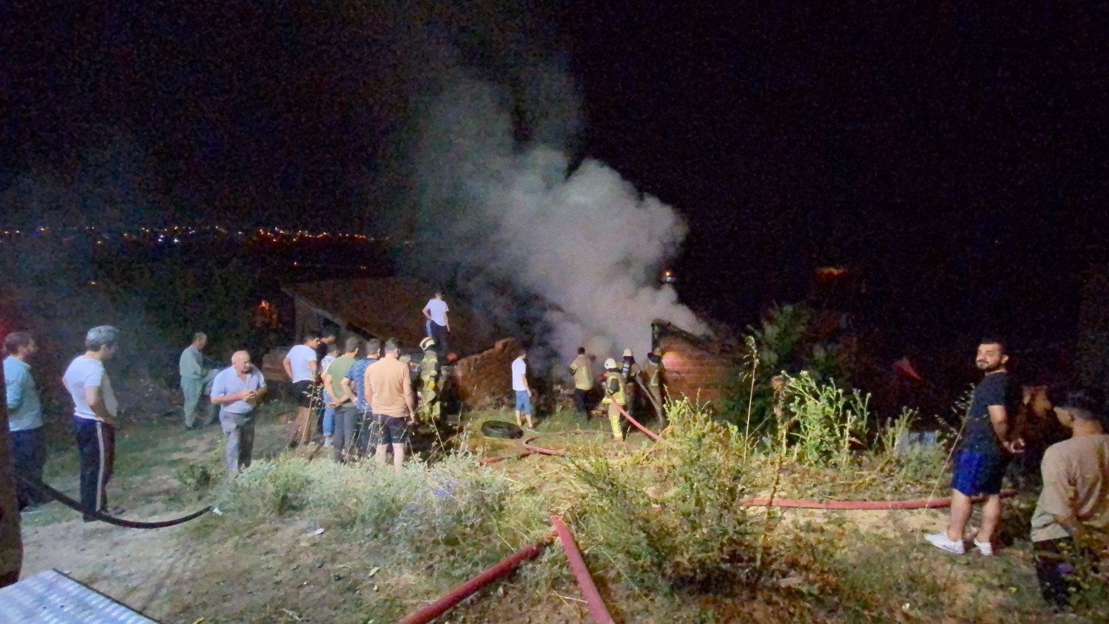 Bursa’da gece yarısı yangın paniği! Mahalleli sokağa döküldü