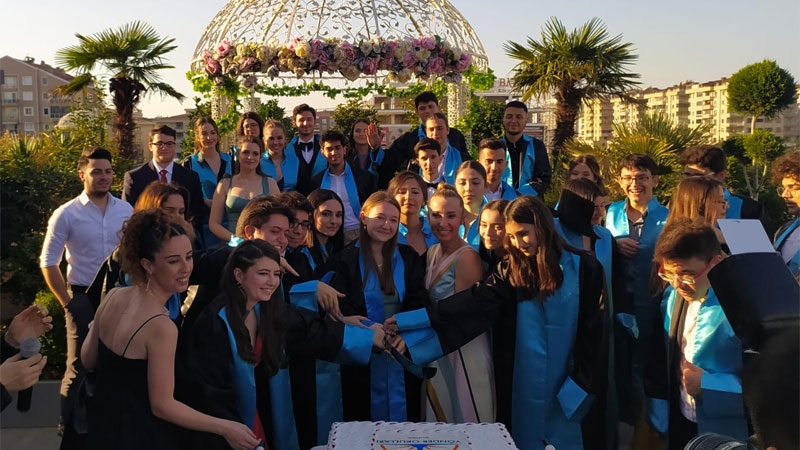 Bursa Yönder Okulları’nda görkemli mezuniyet balosu Bursa Yönder Okulları’nda görkemli mezuniyet balosu