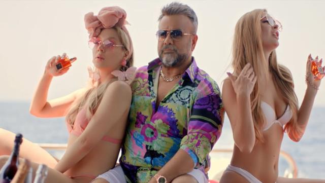 Bülent Serttaş’ın klibi erotik bulunduğu için yayından kaldırıldı