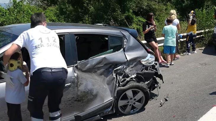 Çocuğunun tuvalet ihtiyacı için duran sürücü kazaya neden oldu: 6 yaralı