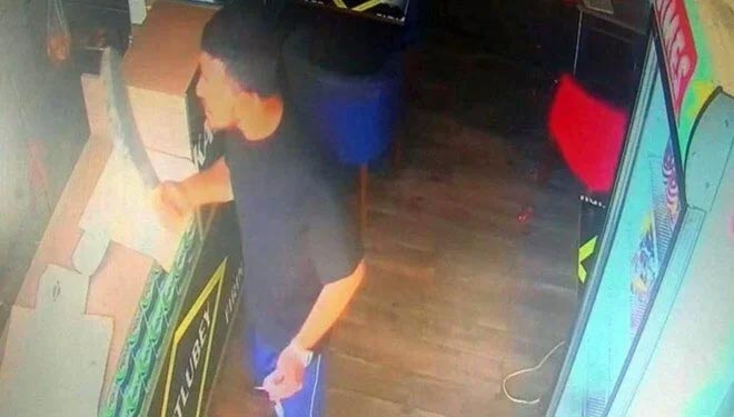 İstediği böreği alamayan müşteri satırla saldırdı İstediği böreği alamayan müşteri satırla saldırdı