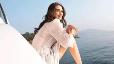 Esra Bilgiç’in dekoltesi Instagram’ı salladı