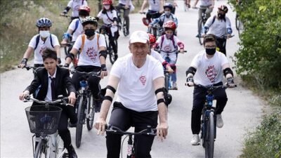 Bakan Selçuk öğrencilerle bisiklet sürdü