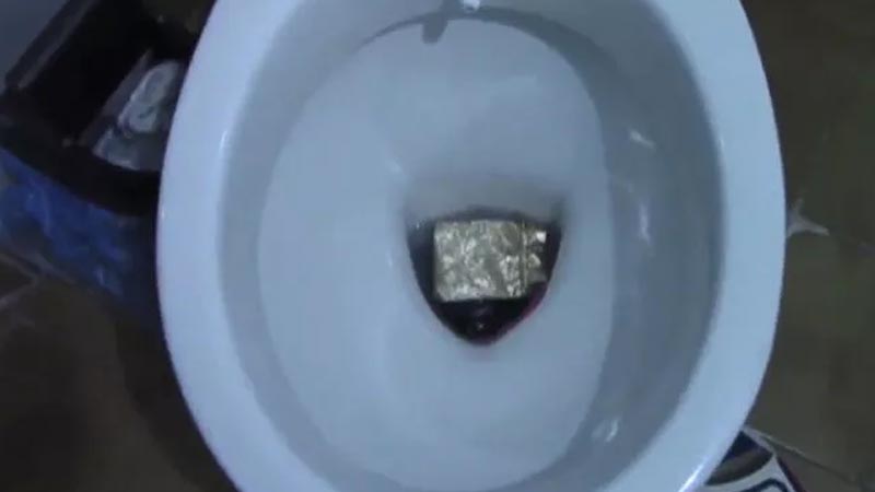 Hırsızların ‘zula’ tuvaletinden 50 bin liralık altın çıktı Hırsızların ‘zula’ tuvaletinden 50 bin liralık altın çıktı